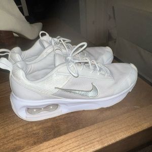WOMENS WHITE NIKES